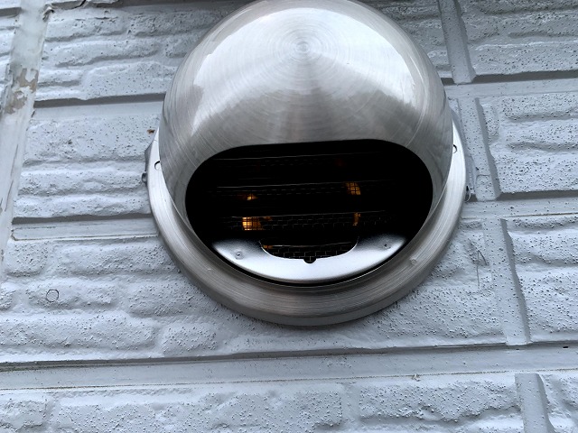 トイレ換気扇の外壁側に取り付けた丸型フード付きガラリ