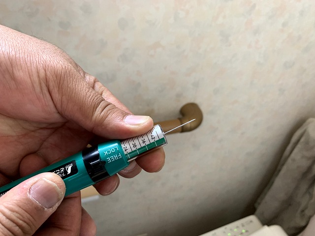 トイレ換気扇を後付けする前に、下地探しで壁の中の間柱や桟木を確認している様子